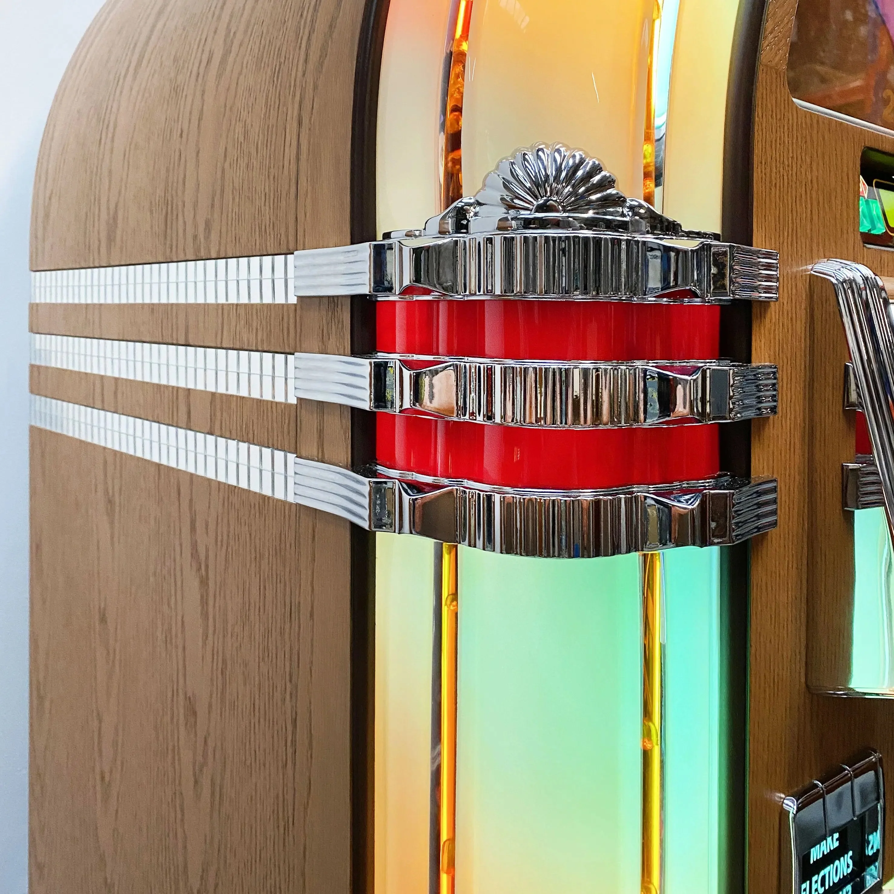 Rock-Ola Bubbler Vinyl 45 Jukebox in Light Oak with Bluetooth - Image 10