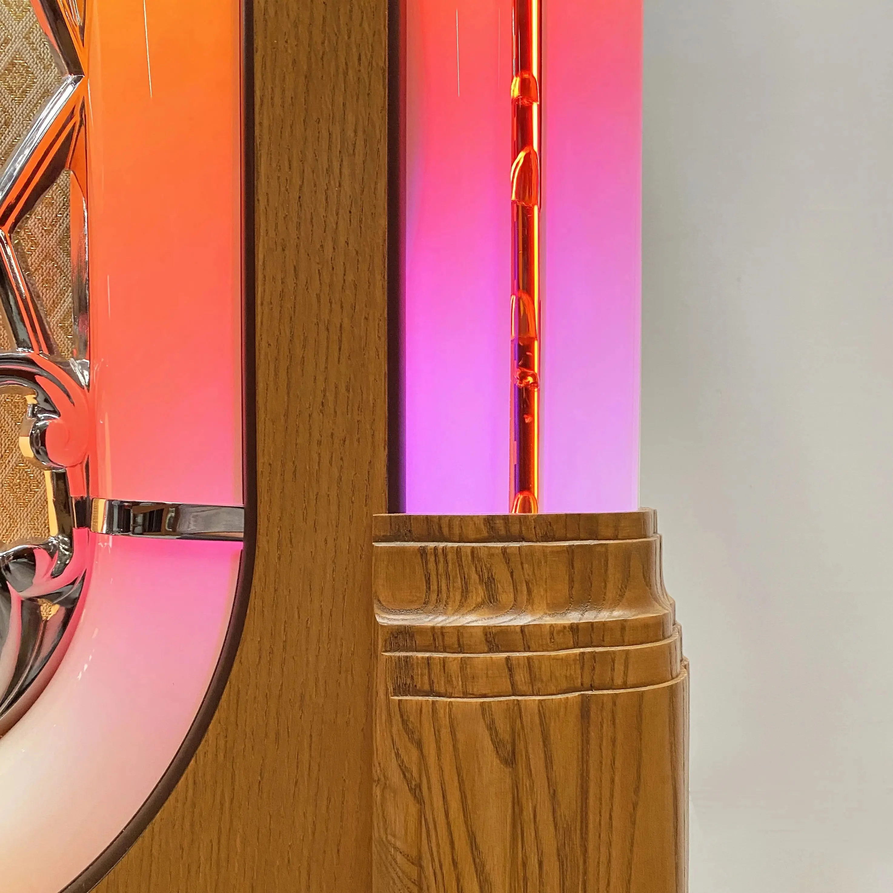 Rock-Ola Bubbler Vinyl 45 Jukebox in Light Oak with Bluetooth - Image 14