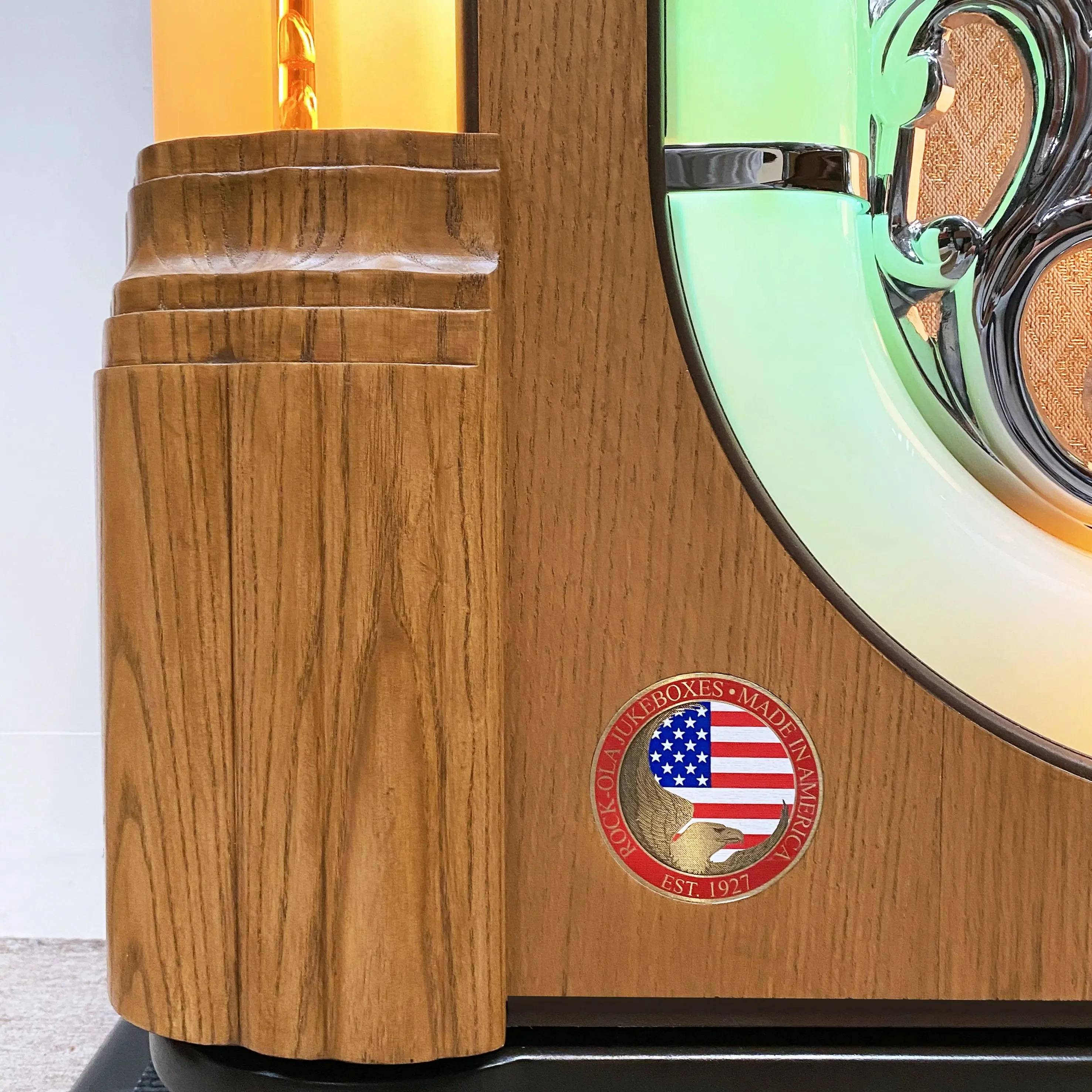 Rock-Ola Bubbler Vinyl 45 Jukebox in Light Oak with Bluetooth - Image 7