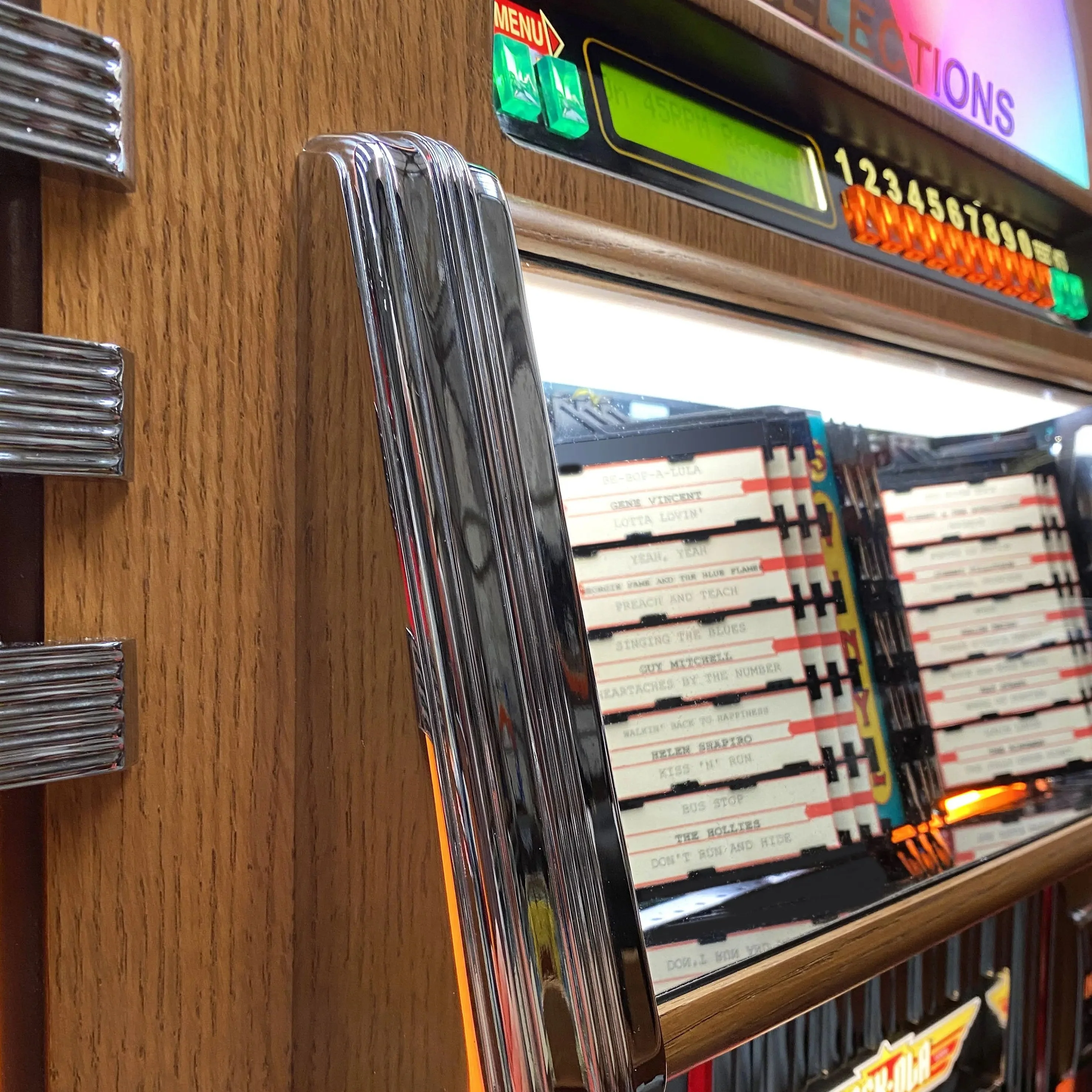 Rock-Ola Bubbler Vinyl 45 Jukebox in Light Oak with Bluetooth - Image 8