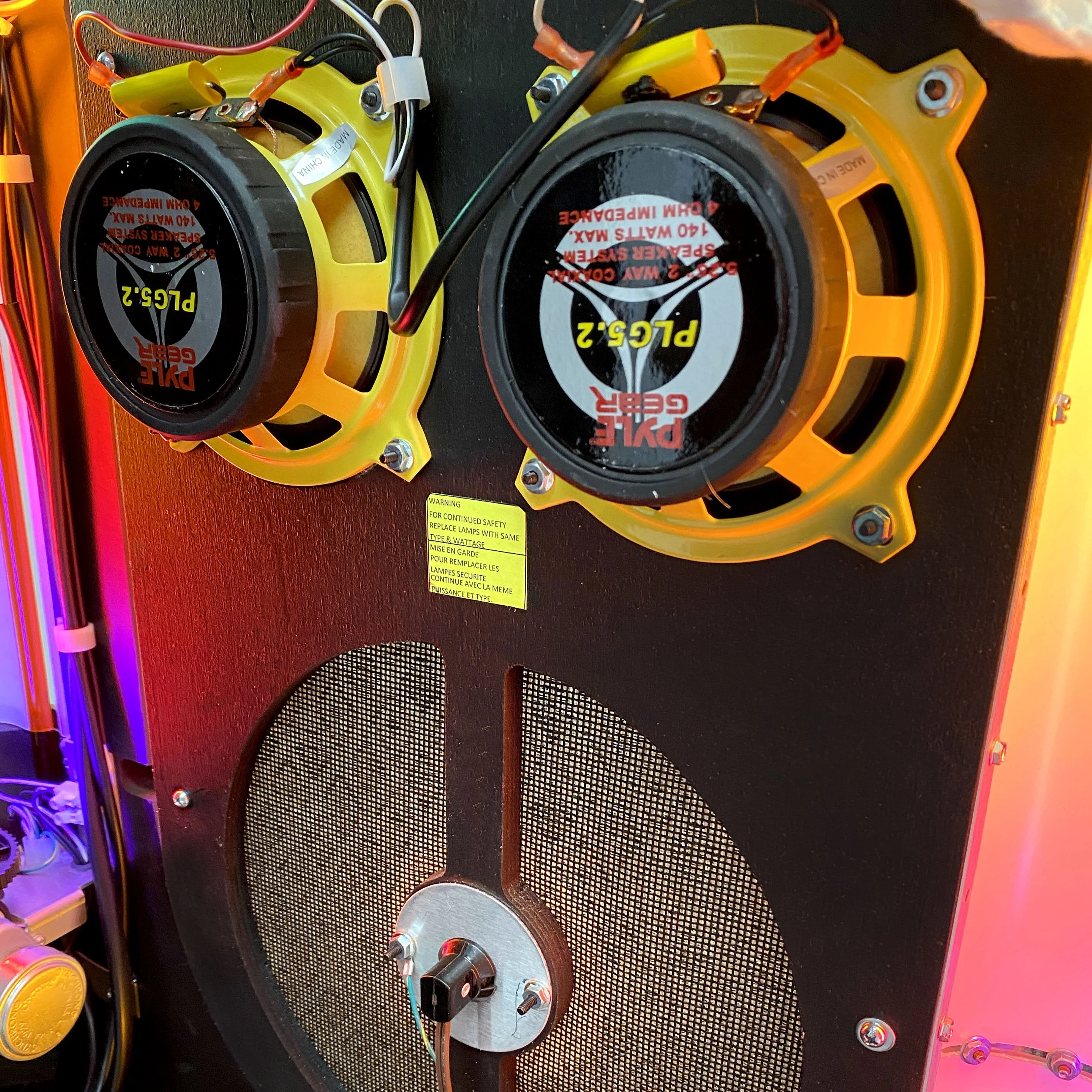 Rock-Ola Bubbler Vinyl 45 Jukebox in Gloss White with Bluetooth - Image 9
